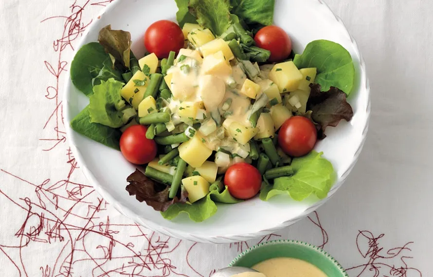 Insalata di fagiolini, sedano, patate e tonno