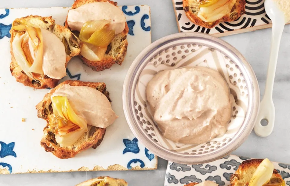 Mousse di tonno e cipollotti con crostini alle olive