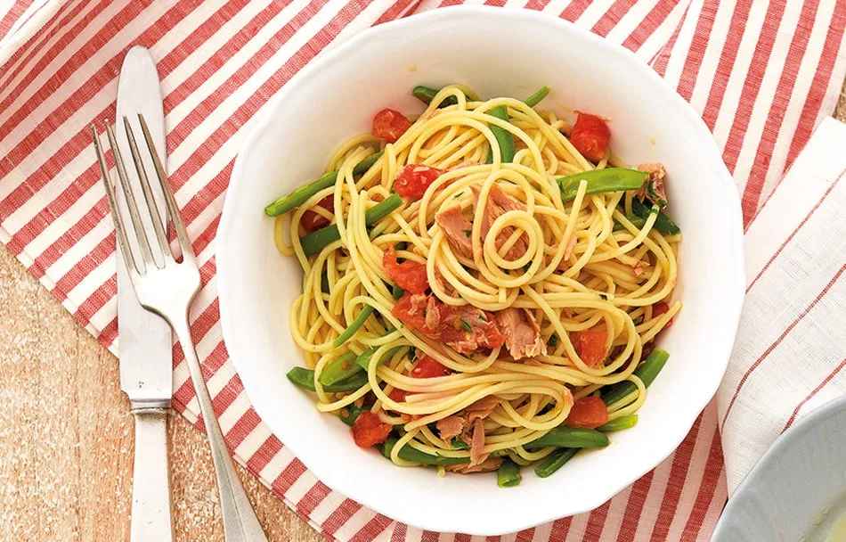 Spaghetti, fagiolini, pomodoro e tonno