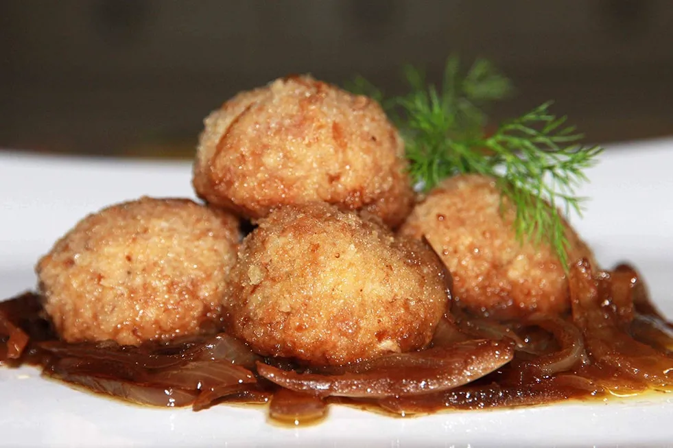 Polpette al tonno con cipolla caramellata